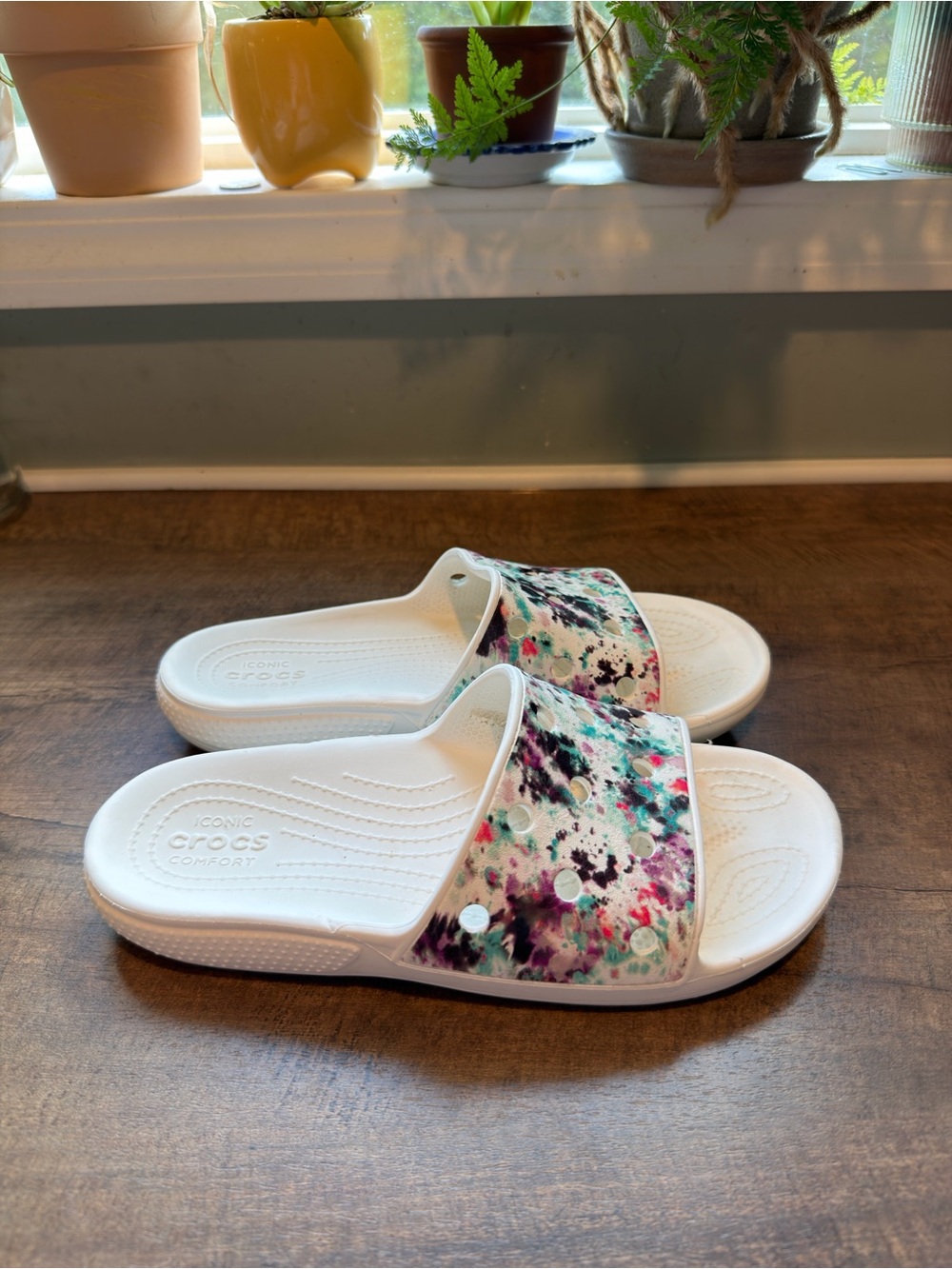 Crocs Women’s White/Multicolor Abstract Comfort Rubber Slide Sandals Logo Size 8